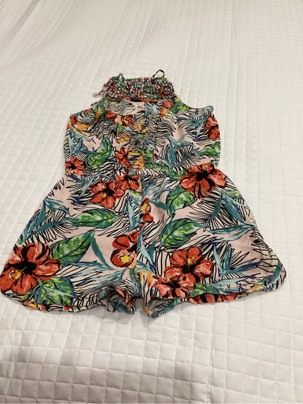 Shorts romper in hibiscus print Hawaiian style.